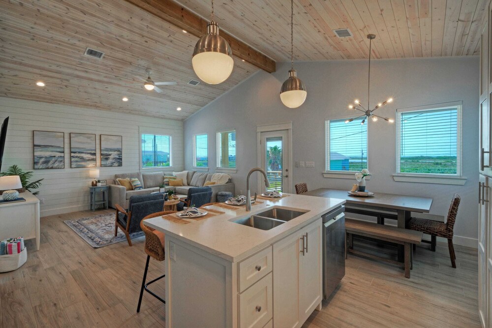 Deja Blue Coastal Retreat w/ Pool, Firepit, BBQ & Outdoor TV Lounge