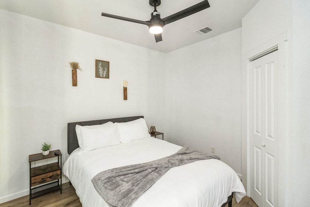 Stylish 4BR Home Mins to Downtown River Walk