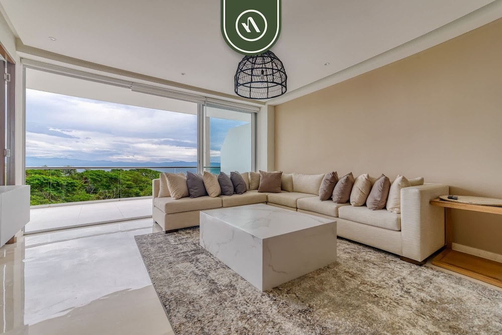 New 3BR Condo - Oceanview Terrace - Private Beach