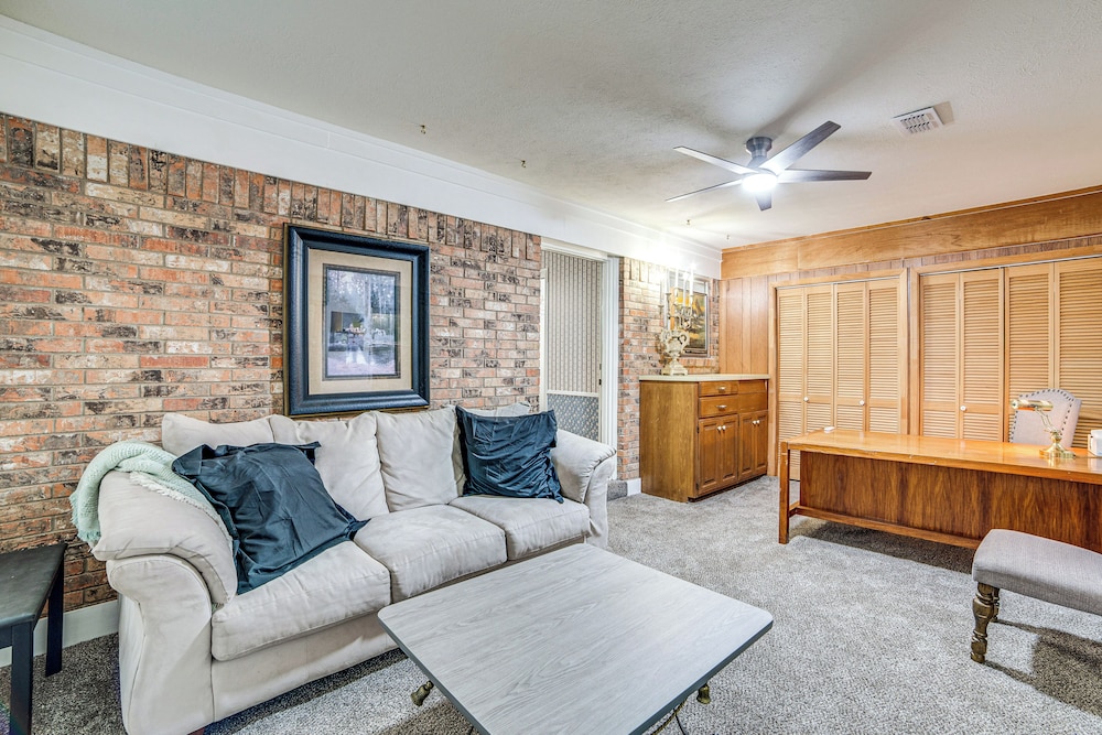 Family Getaway on 4 Acres in Mineola!