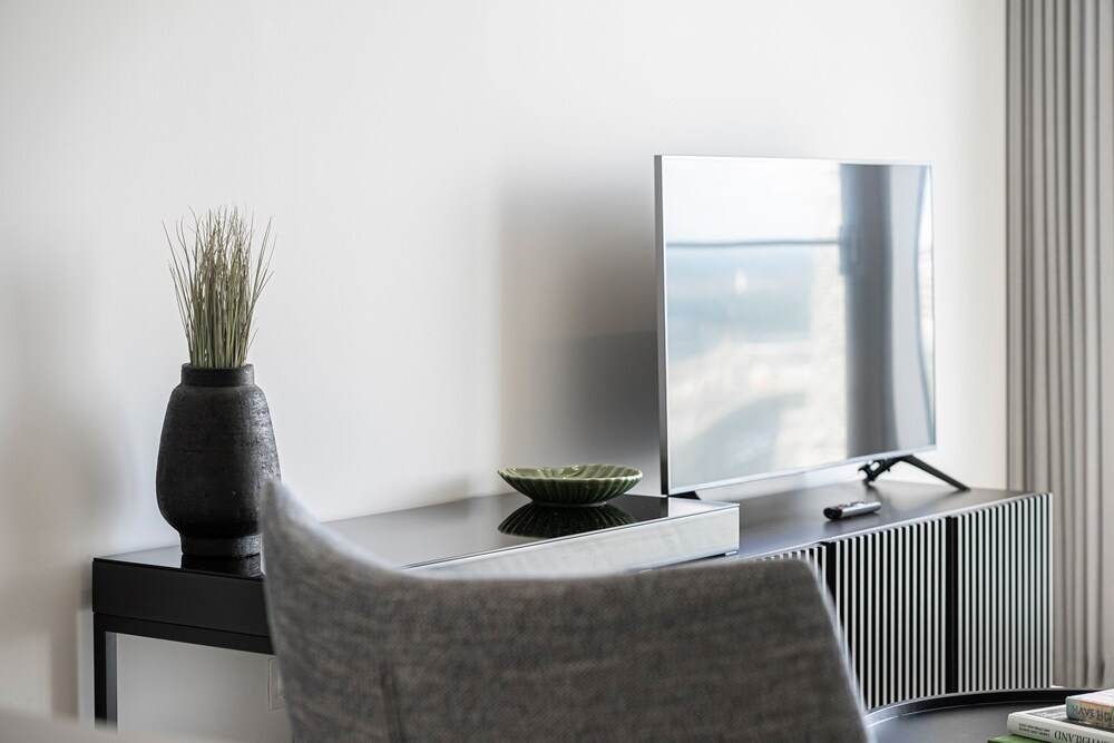 Sensational Two-bedroom Apartment by the River