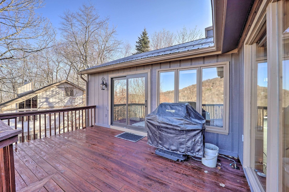 1/2 Mi to Beech Mountain Slopes: Cozy Family Home! view 5