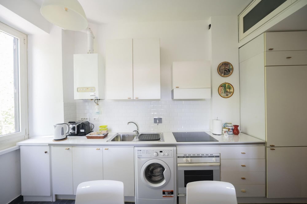 Testaccio Luminous and Large Apartment