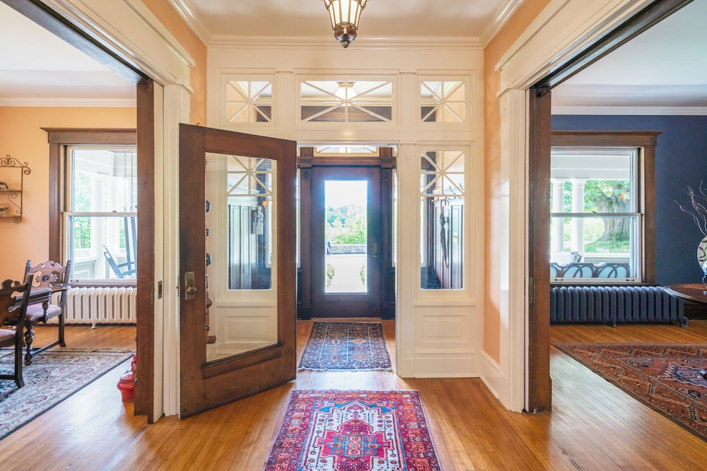 Lion's Head Bed & Breakfast - Image 2