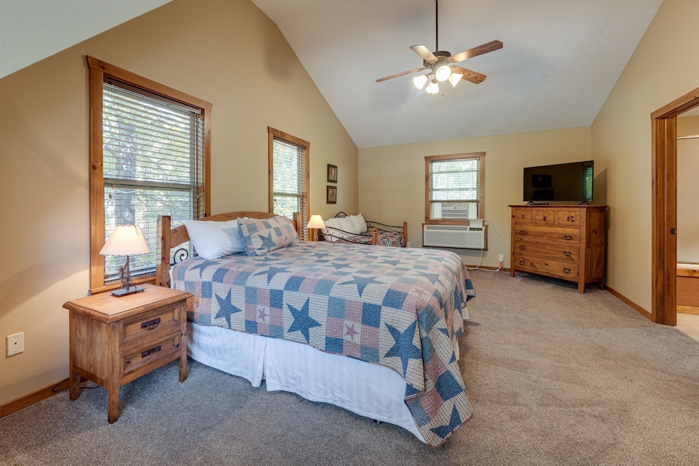 Indoor Pool Access! Home Near Silver Dollar City view 3
