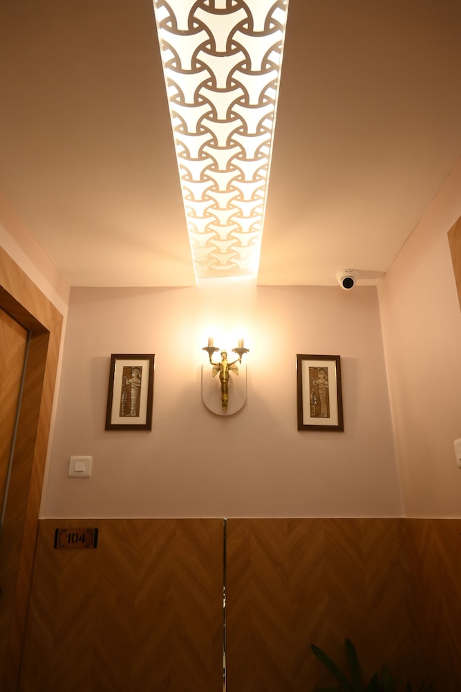 Hotel Kashi Crown
