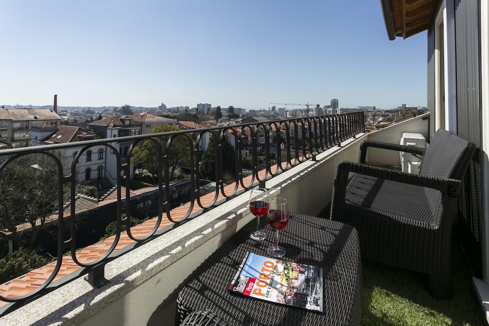 Charming Mezzanine Rooftop View view 2