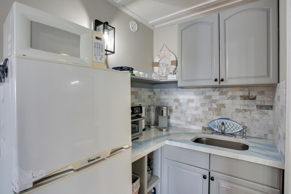 Walk to Shore: Wildwood Crest Studio w/ Pool View!