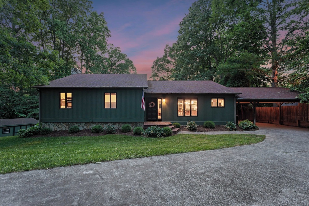 Shady Daze: Waterfront Home w/ Deck, Hot Tub & Lake Views