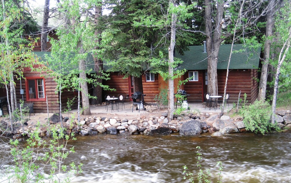 Swiftcurrent Lodge and Cottages by the River - Property Image 2