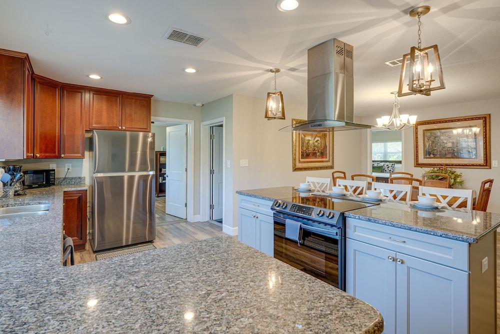 Vibrant Lakeland Home: 1 Mi to Lake Hollingsworth!