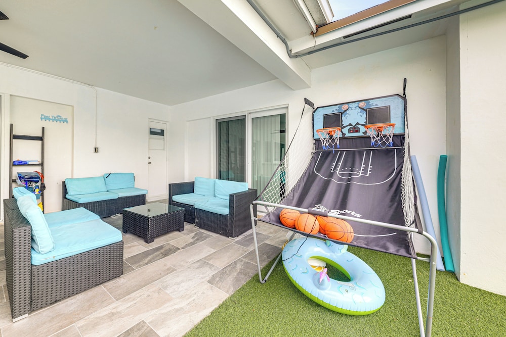 Outdoor Oasis w/ Games: Sleek Hollywood Home!