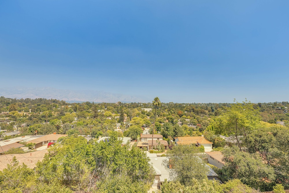 2 Mi to Rose Bowl Stadium: Mtn-view Gem w/ Patio