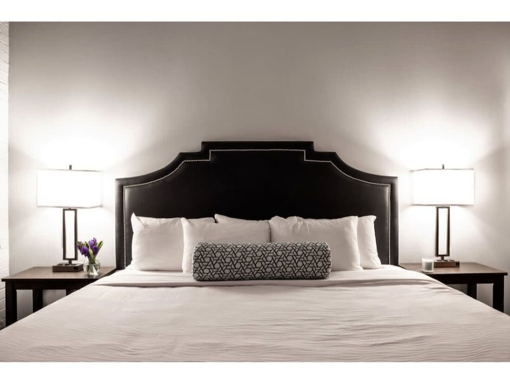 Contemporary 2BR 2BA Apartment by Cozysuites