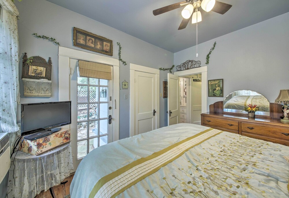 Charming Canyon Lake Cottage w/ Pool BBQ Pit! - Property Image 28