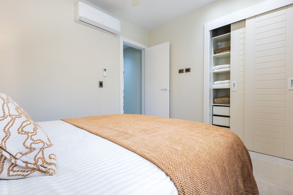 Chic 2BR Stay w Terrace Picuzzi 5 Min to Beach