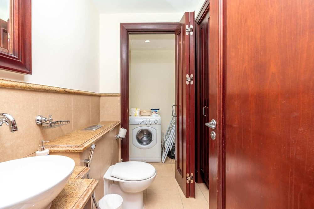 Stylish 1BD Apartment w/ Balcony, Downtown Dubai!