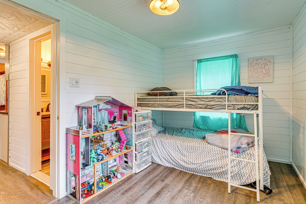 Walk to Cranberry Lake: Quaint Family Cottage