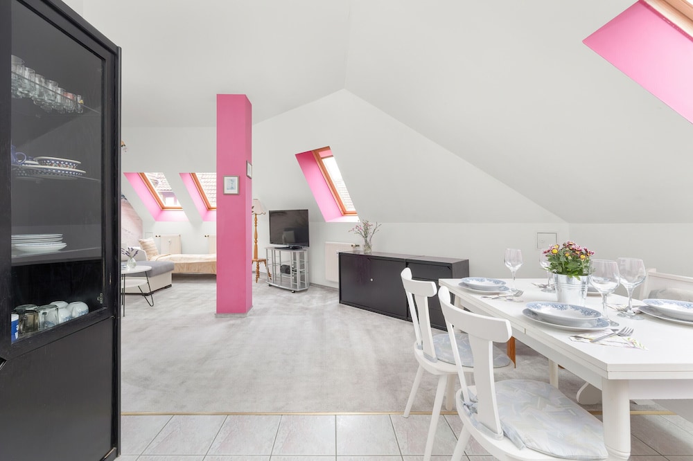 Kołobrzeg Centrum Pink by Renters