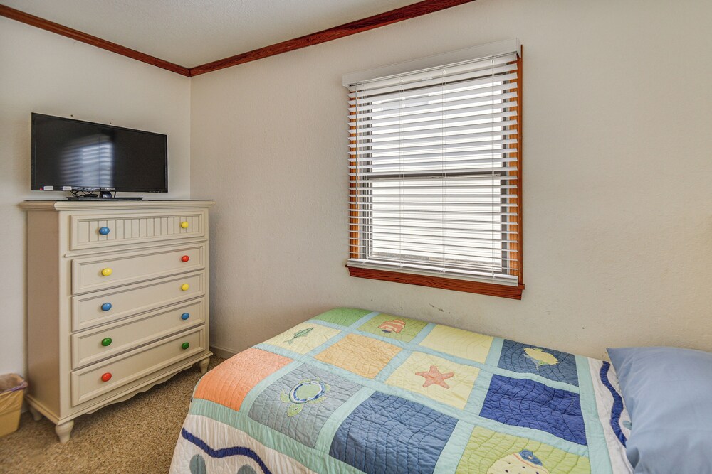 Walk to Beach + Restaurants: Outer Banks Retreat