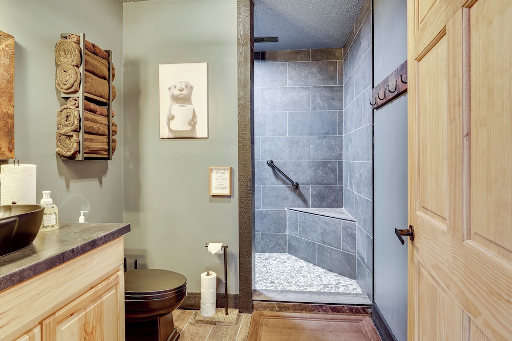 6 Mi to Main Street: Dog-friendly Home in Dover!