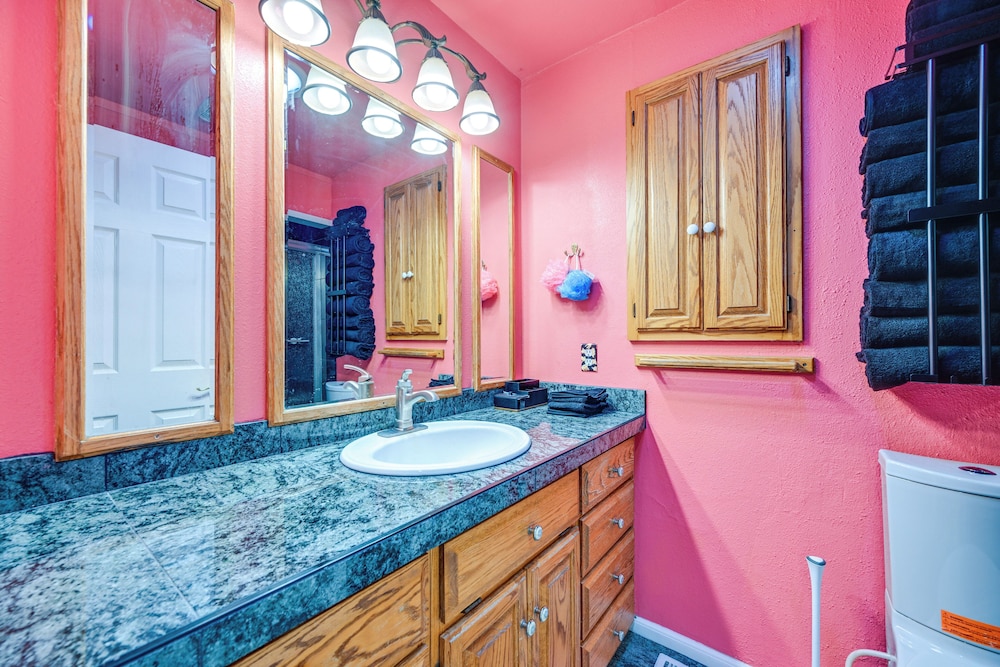 9 Mi to Spanaway Park: Home w/ Indoor Hot Tub