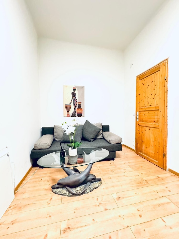 Cozy 4BR Apt for 12P Near FAC Platz