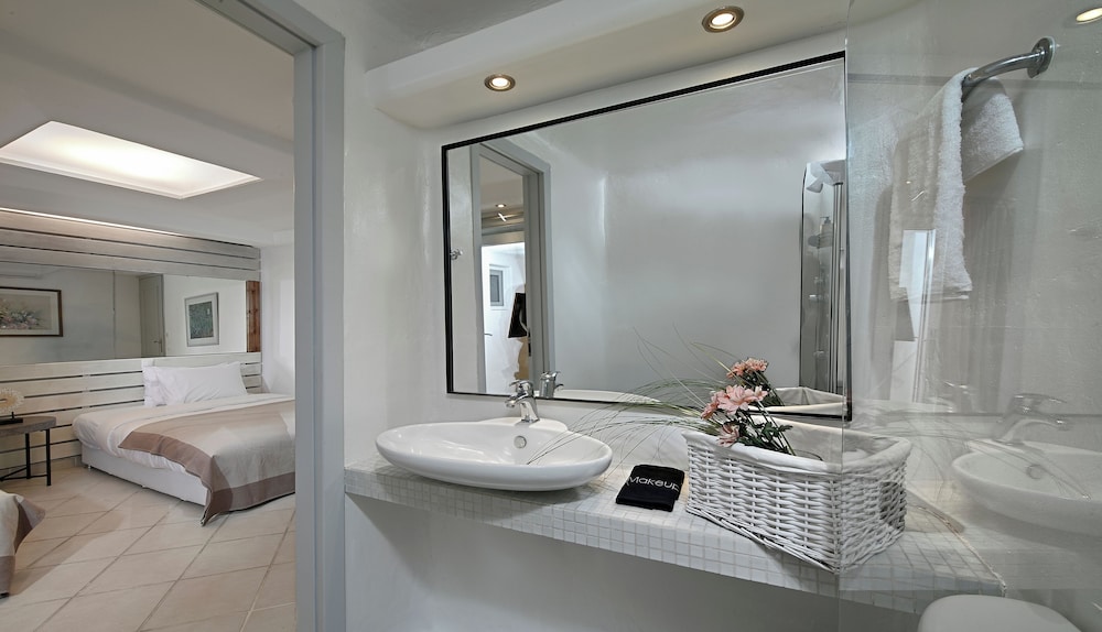 Paraga Scorpios Villa1 hot tub 7 Mins Walk to Beach by Calypso Sunset Villas view 2