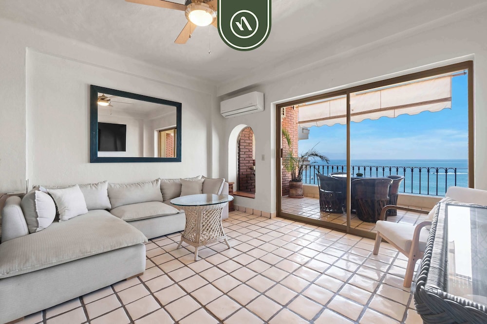 Beachfront Mexican Styled 3 BR Condo in Downtown