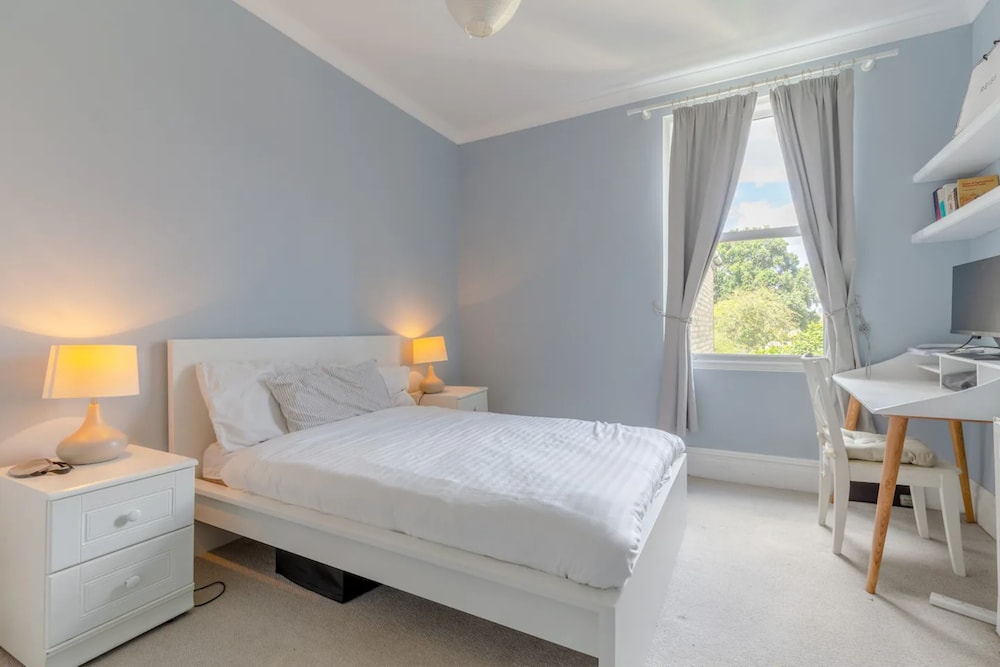 Spacious 2 Bedroom Home in Lewisham