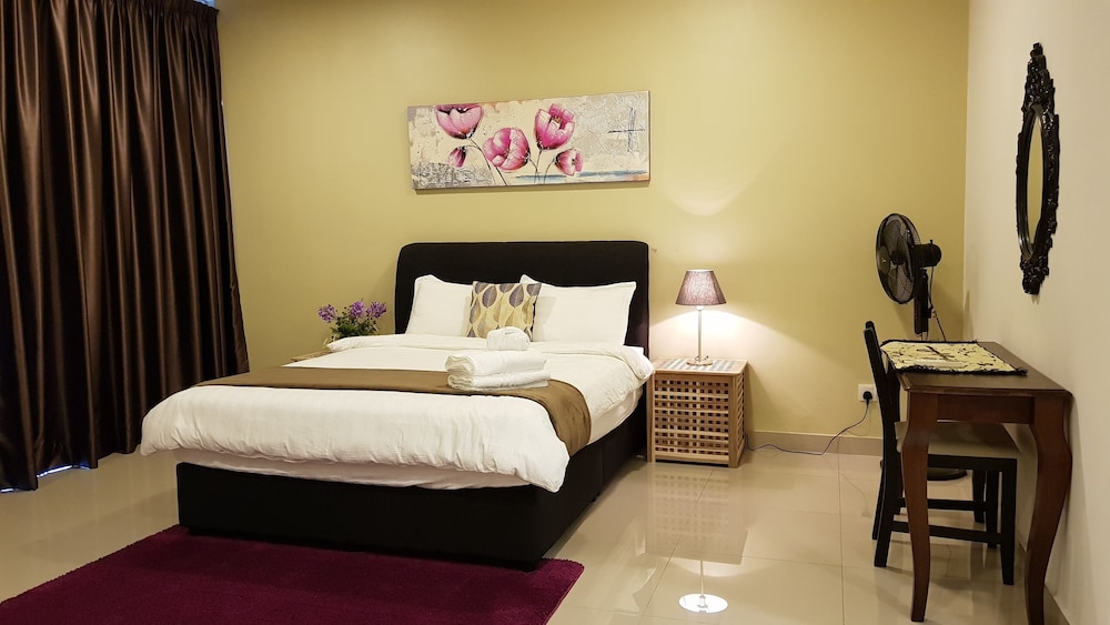 Euzmo Residences at Trefoil photo 3
