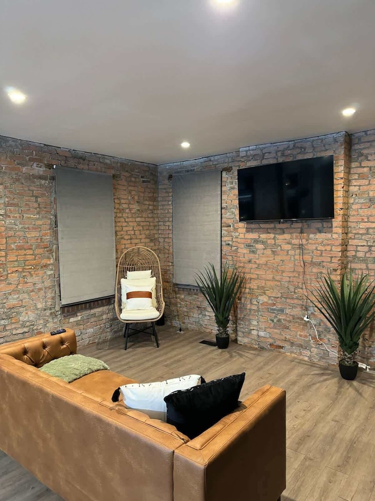 Jungle House Downtown Columbus – Modern Boutique Suites
