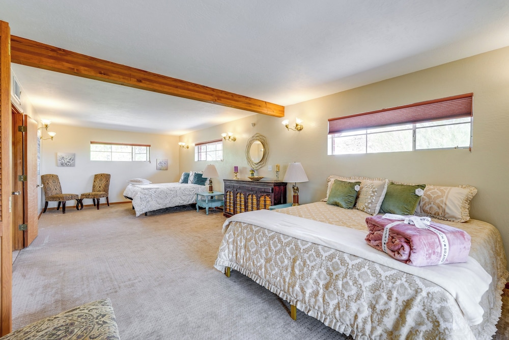 Close to Hiking & Biking: Mtn-view Phoenix Home