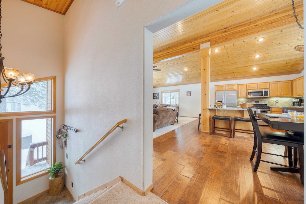Cabin Retreat w/ Hot Tub & Fireplace - Near Northstar and Downtown Truckee