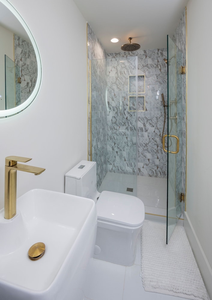 Large Groups - Rooftop Pools - Sleeps 24
