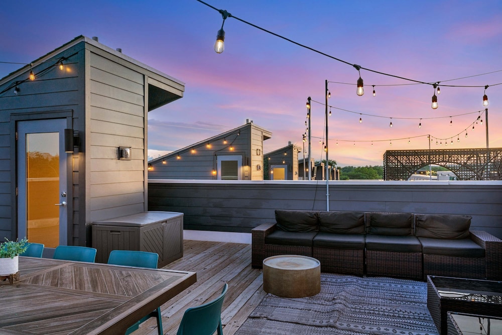 Rooftop Deck 2 Car Garage Near Downtown Nashville