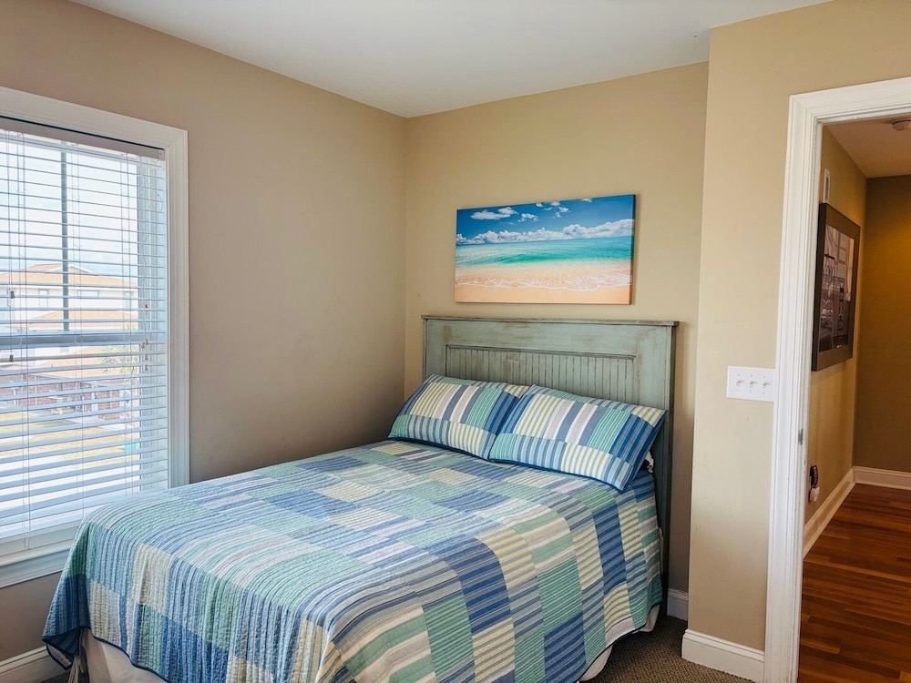 1 Fine Day 4 Bedroom Home by RedAwning