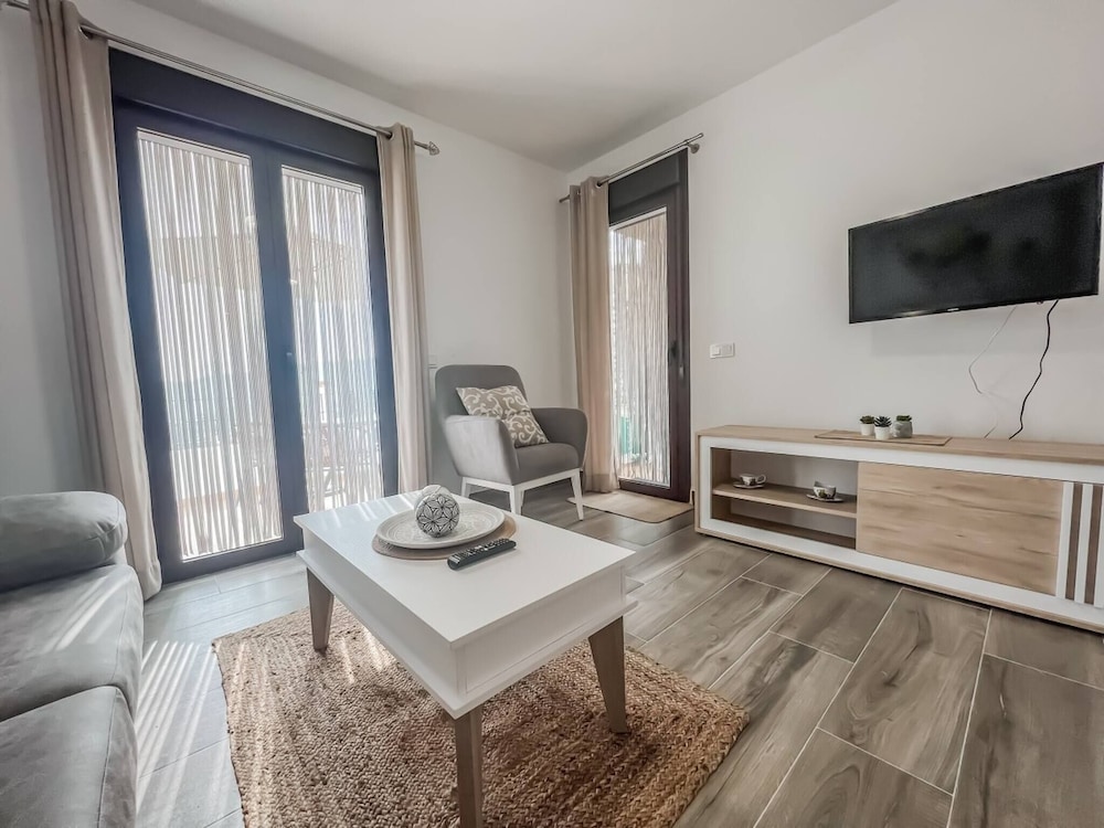 Modern Two Bedroom Apartment With Pool