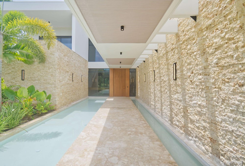 Modern Lake Villa With English Speaking Staff in Golf and Beach Resort
