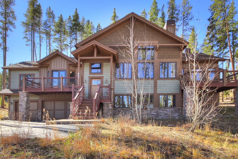 Highlands Trail House 5 Bedroom Home by RedAwning