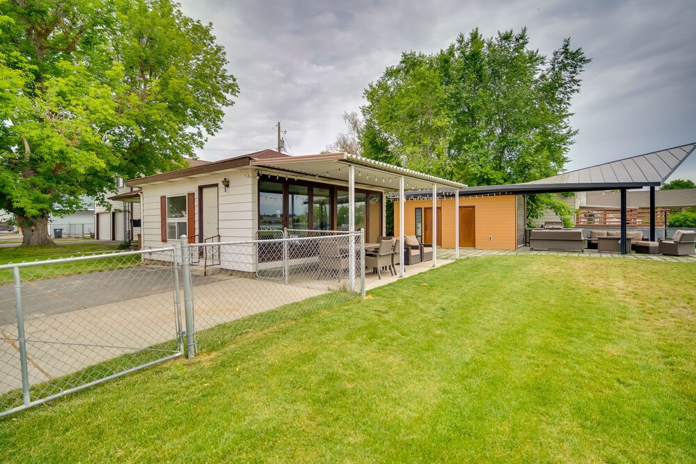 Lakefront Washington Home w/ Private Pool & Sauna view 2