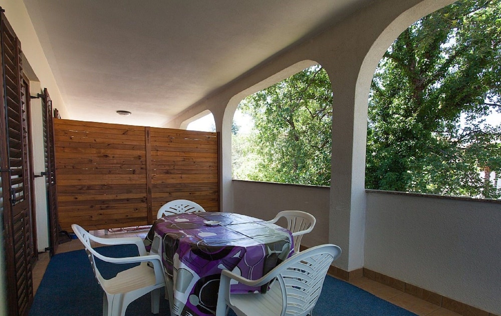 Spacious Apartment With Terrace & Garden Grill view 3