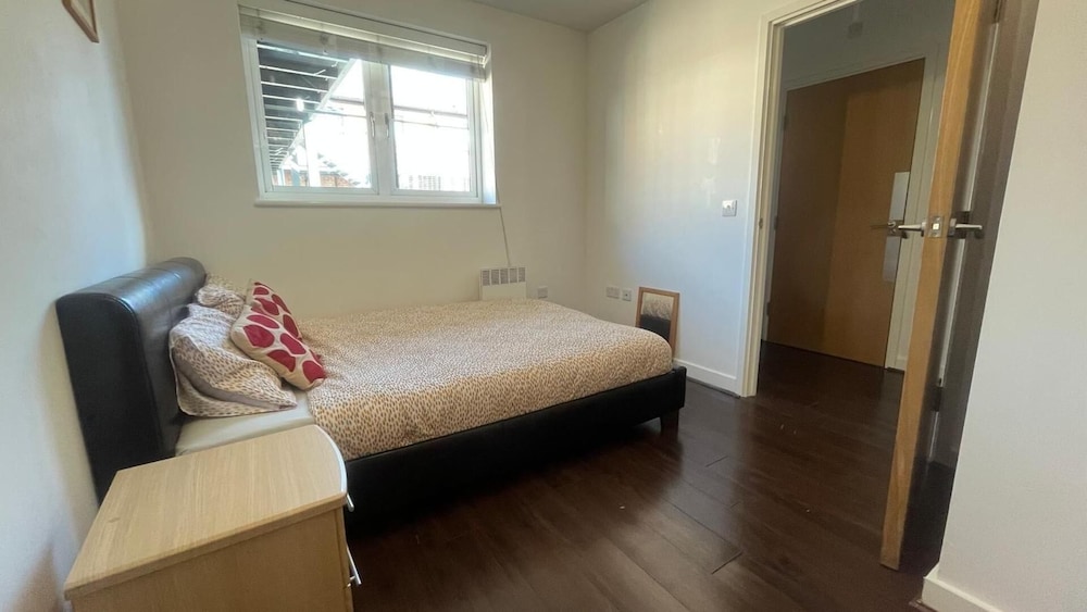 Central 2-bed Apt - Sleeps 4 - Parking & Wifi