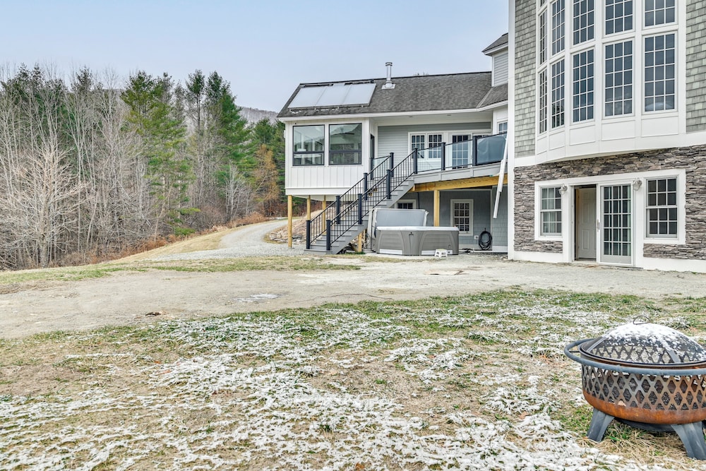Mountain Views & Fire Pit: Sandgate Getaway