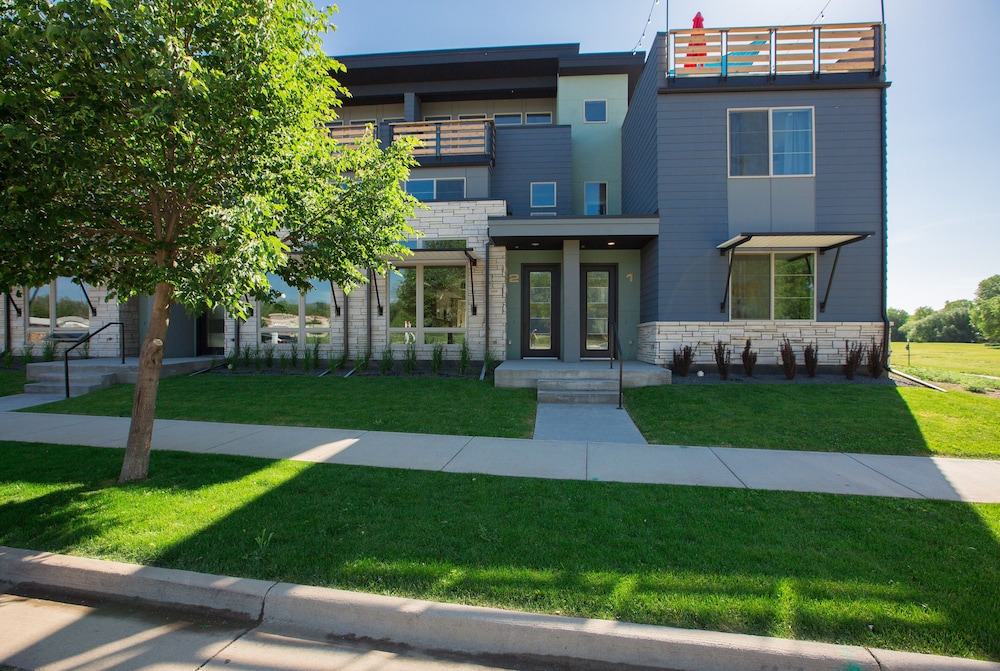 Swanky Townhome Near Old Town, Breweries and River