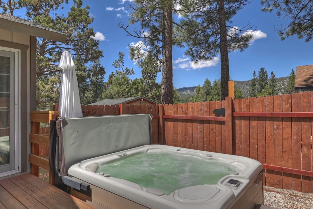 Bear Cub Cottage with HotTub & Firepit