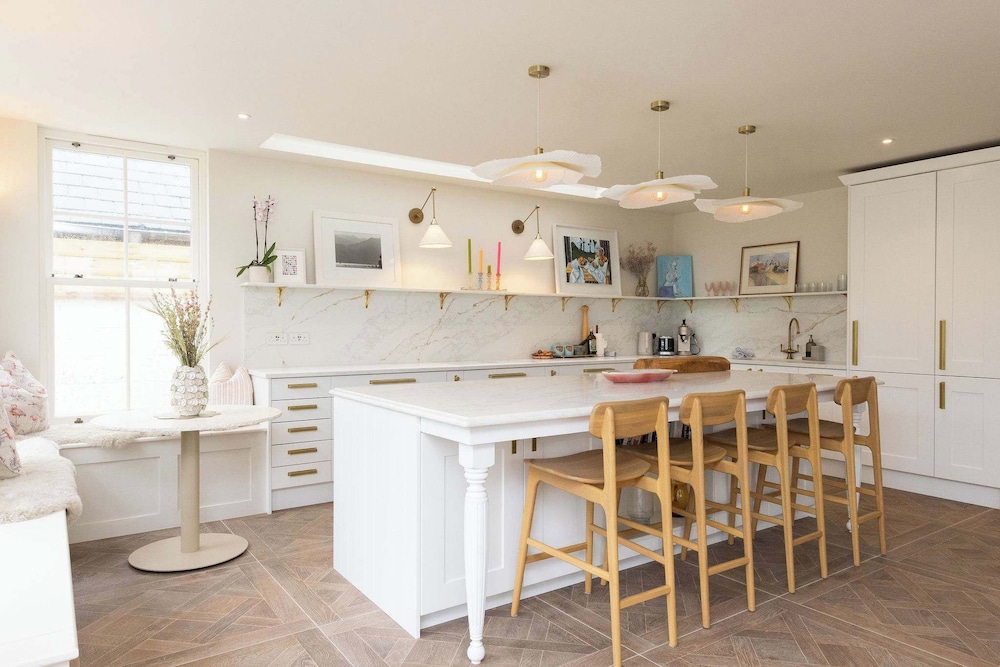 Newly Renovated Beachside Retreat for 10