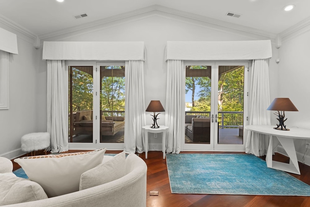 Modern Masterpiece by Avantstay Waterfront Private Dock
