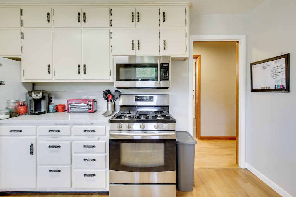 Willamette Valley Family Home w/ Fenced Yard