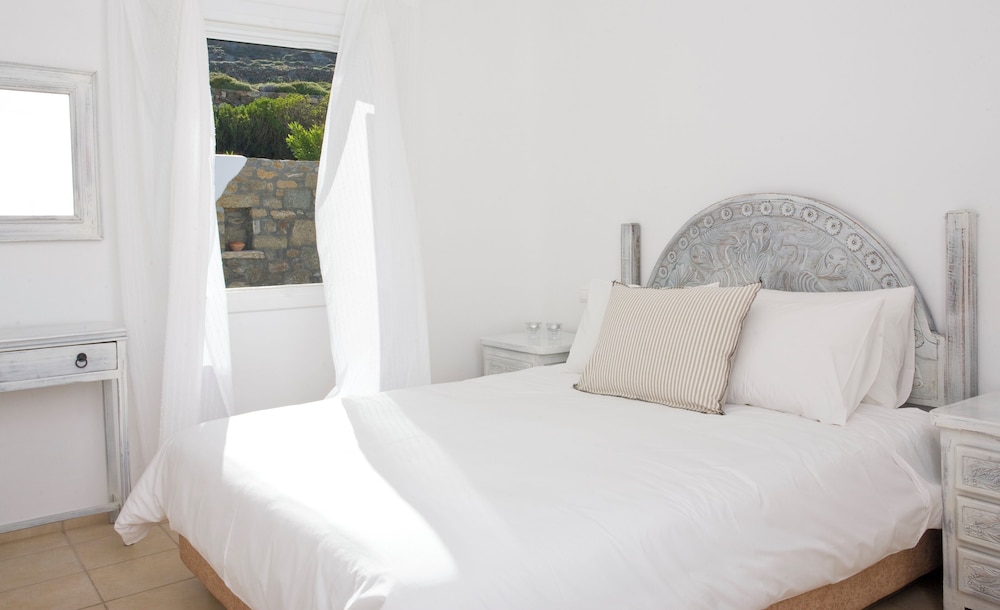 Yakinthos Residence